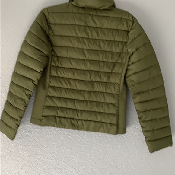 Nice olive green puffer coat!  Size medium - Picture 4 of 4